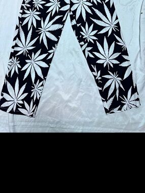 Black & White Leaf Print Leggings
